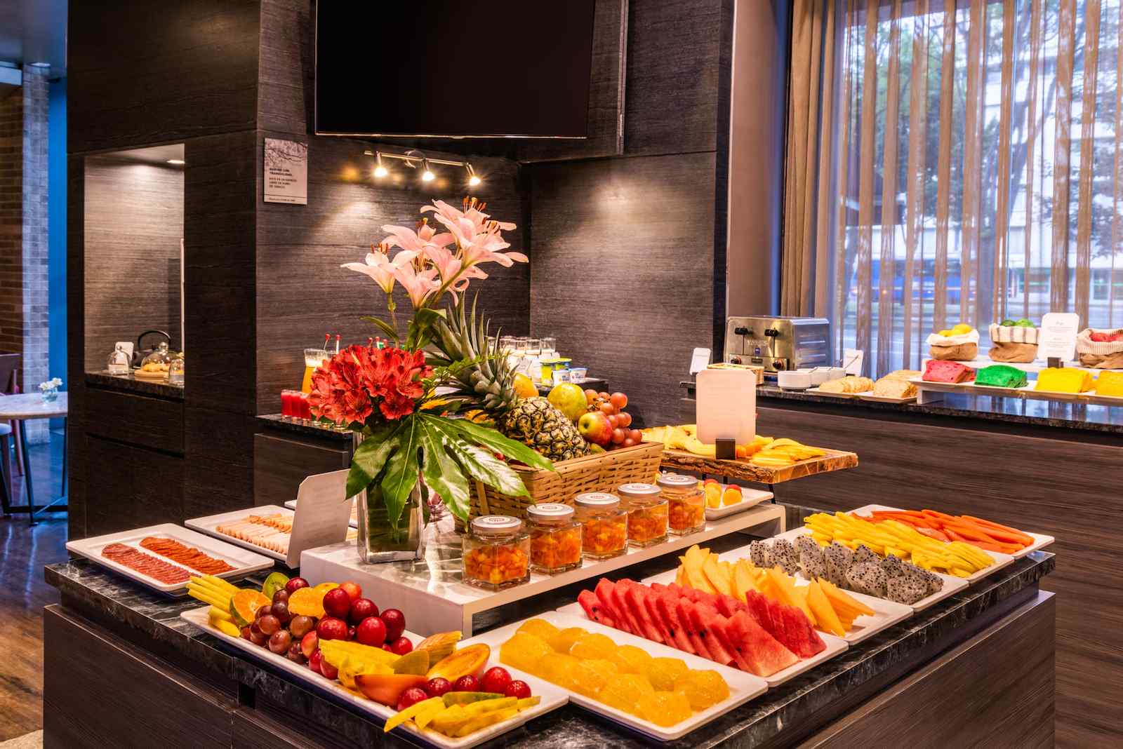 Salón pequeño con estantería con varios pedazos de fruta y panes.