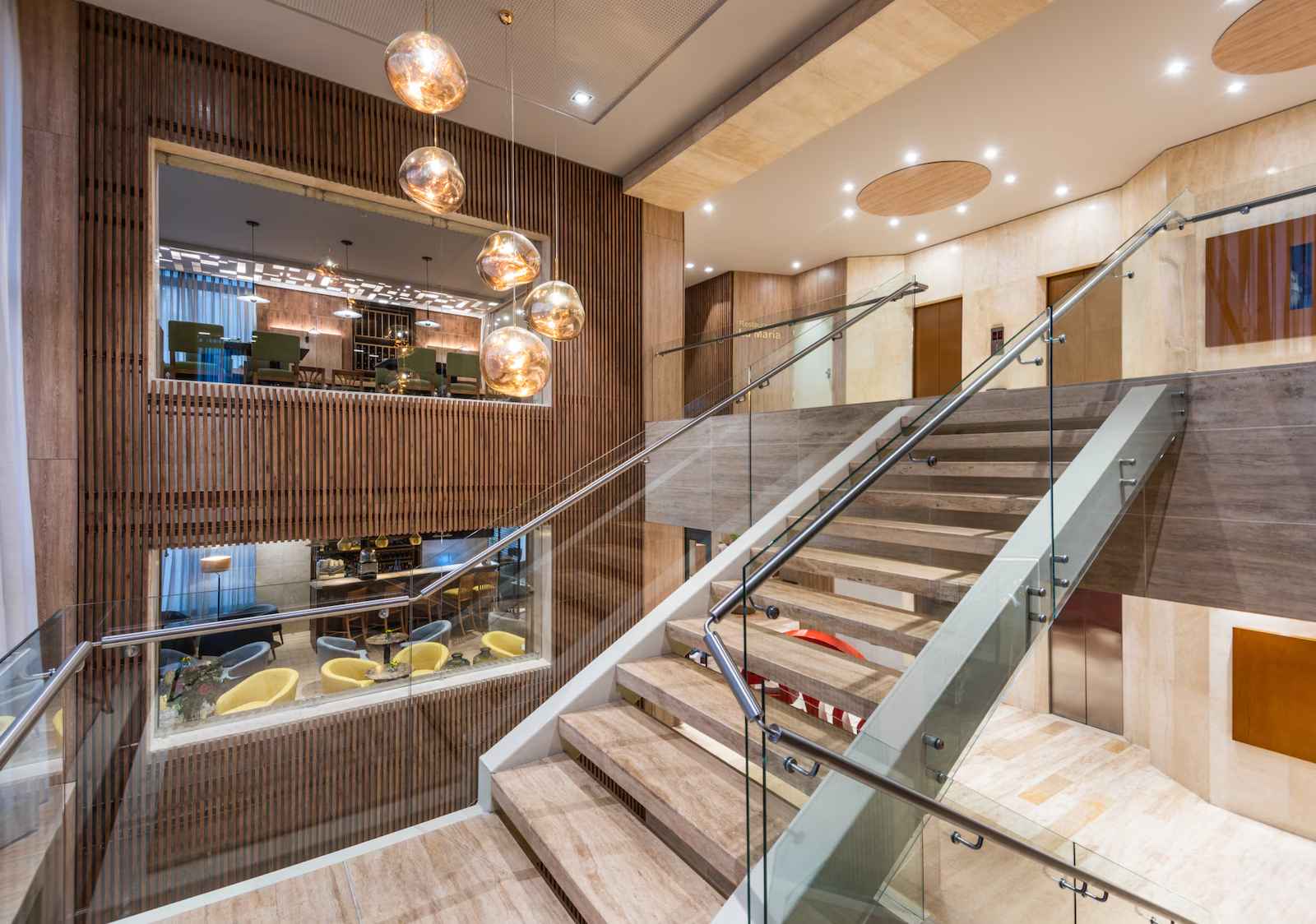  Escalera en madera, metal y vidrio.