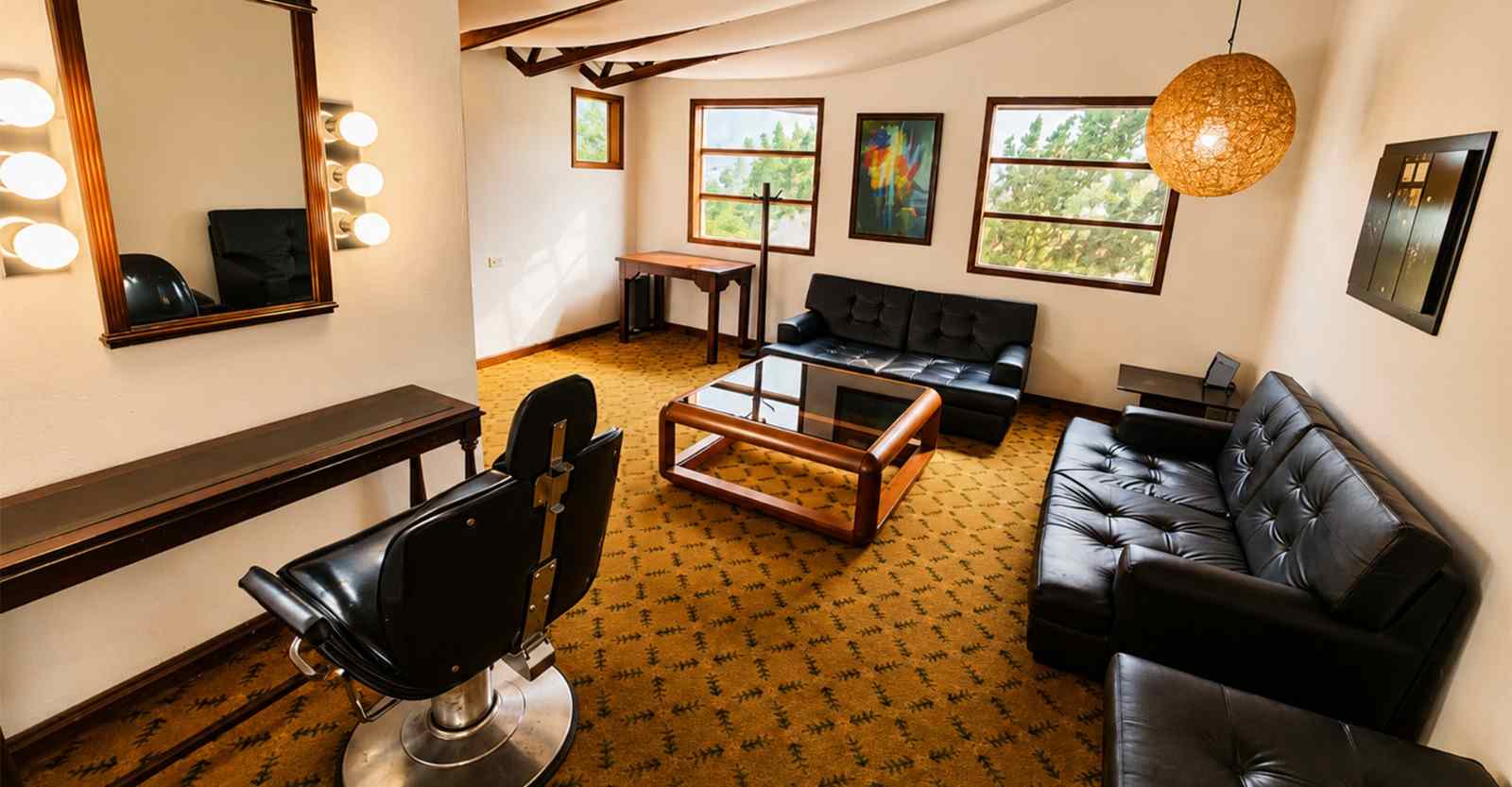 Un acogedor salón combina elegancia y funcionalidad, con cómodos sofás, mobiliario de madera, iluminación cálida y amplios ventanales que conectan el espacio con la naturaleza. Un ambiente ideal para recibir visitantes, relajarse o compartir momentos especiales.