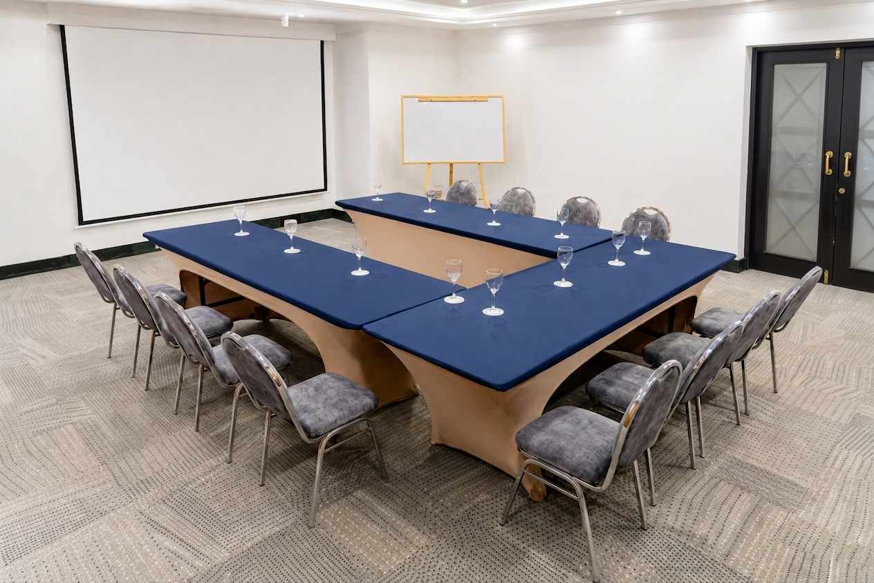 Mesa de eventos elegantemente decorada con un colorido arreglo floral y cristalería.