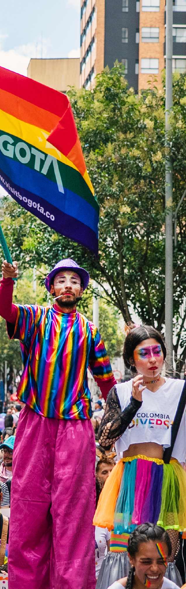 Personas participan en una celebración por la diversidad y el orgullo LGBTQ+ en las calles de Bogotá.