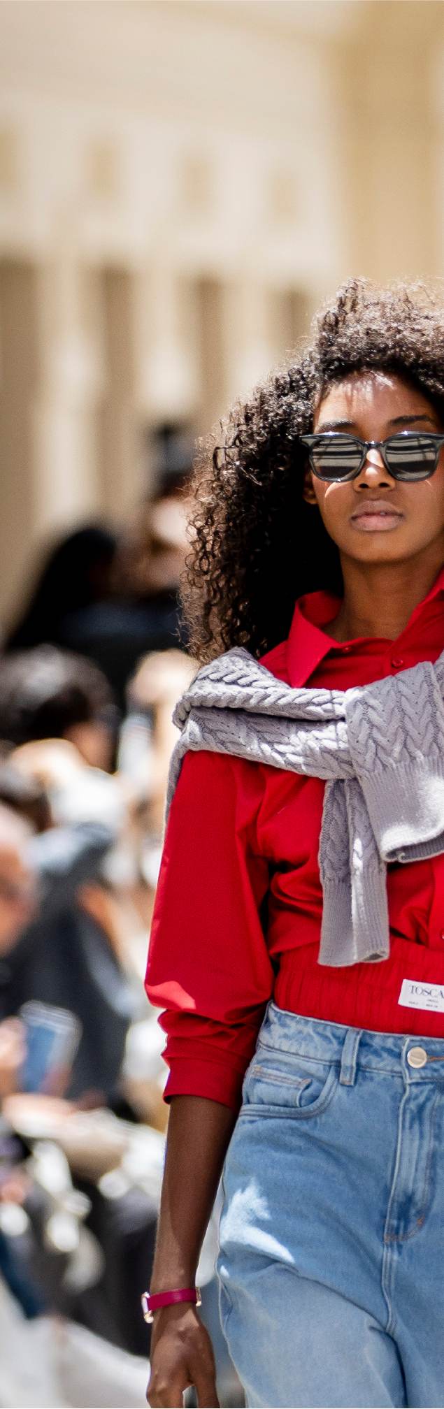 Modelo luce una propuesta de moda colombiana durante una jornada de exhibición y diseño.