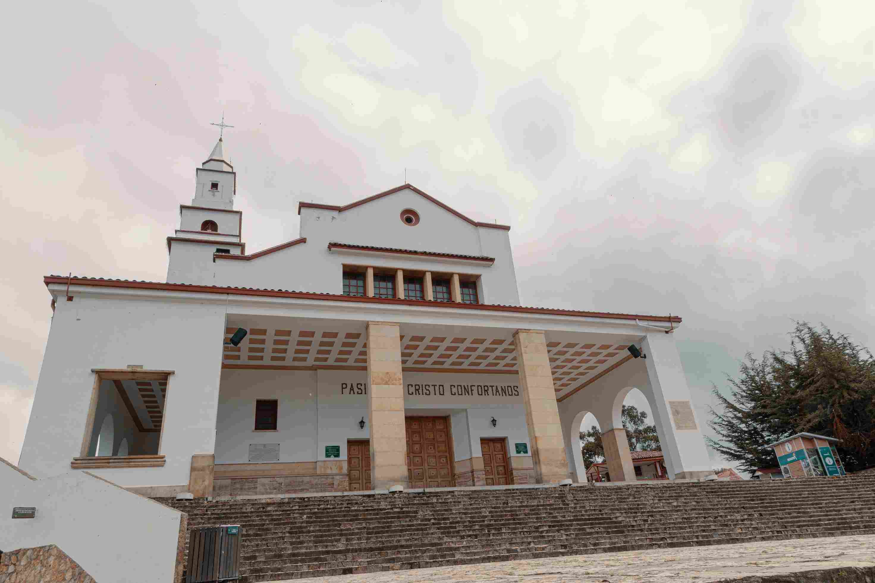 Monserrate, en la cima de un cerro, es sinónimo de fe en la penitencia. Foto: Ricardo Báez - IDT.