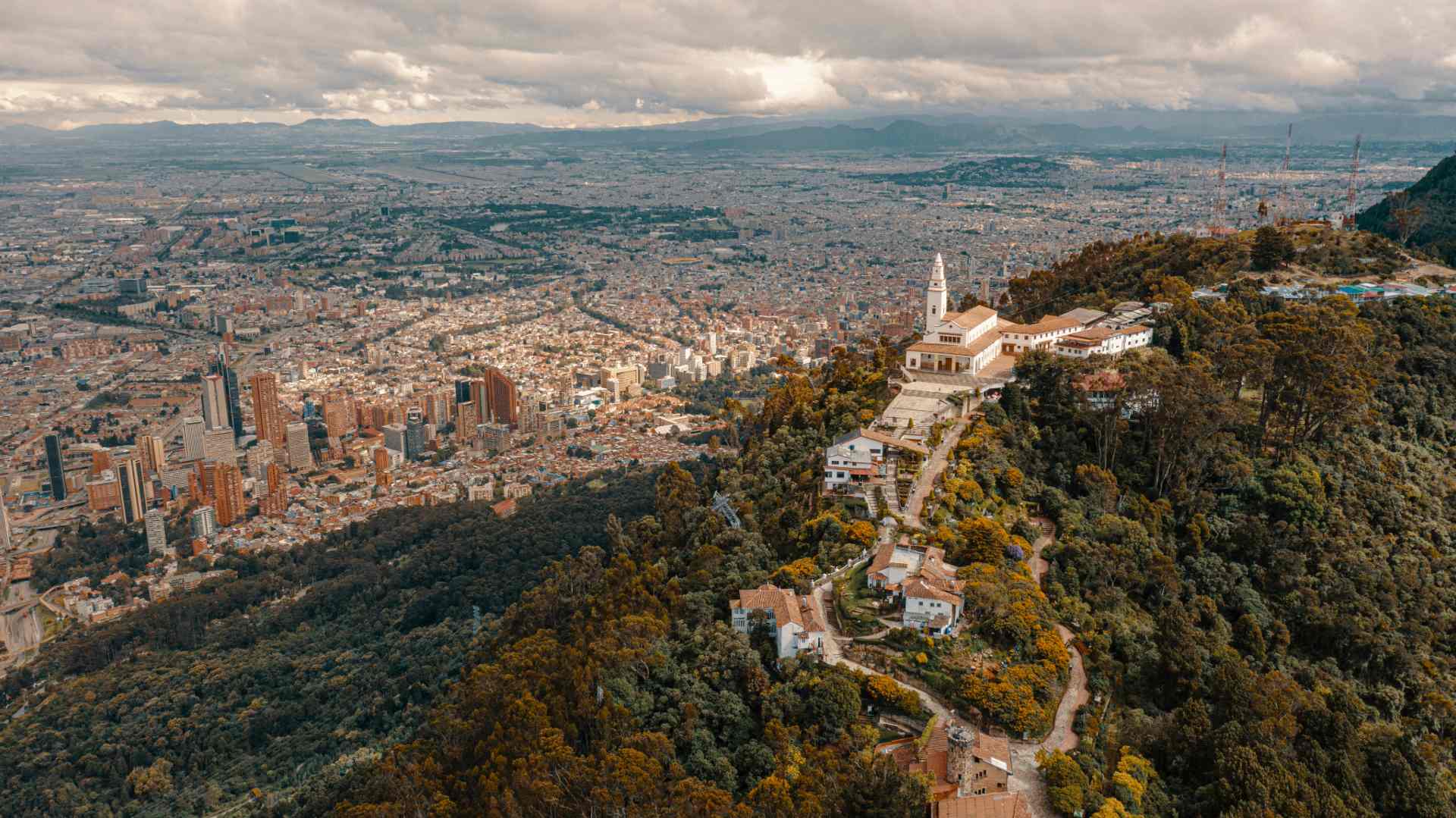 Bogotá vista desde el cerro de Monserrate. Foto: Ricardo Báez - IDT.