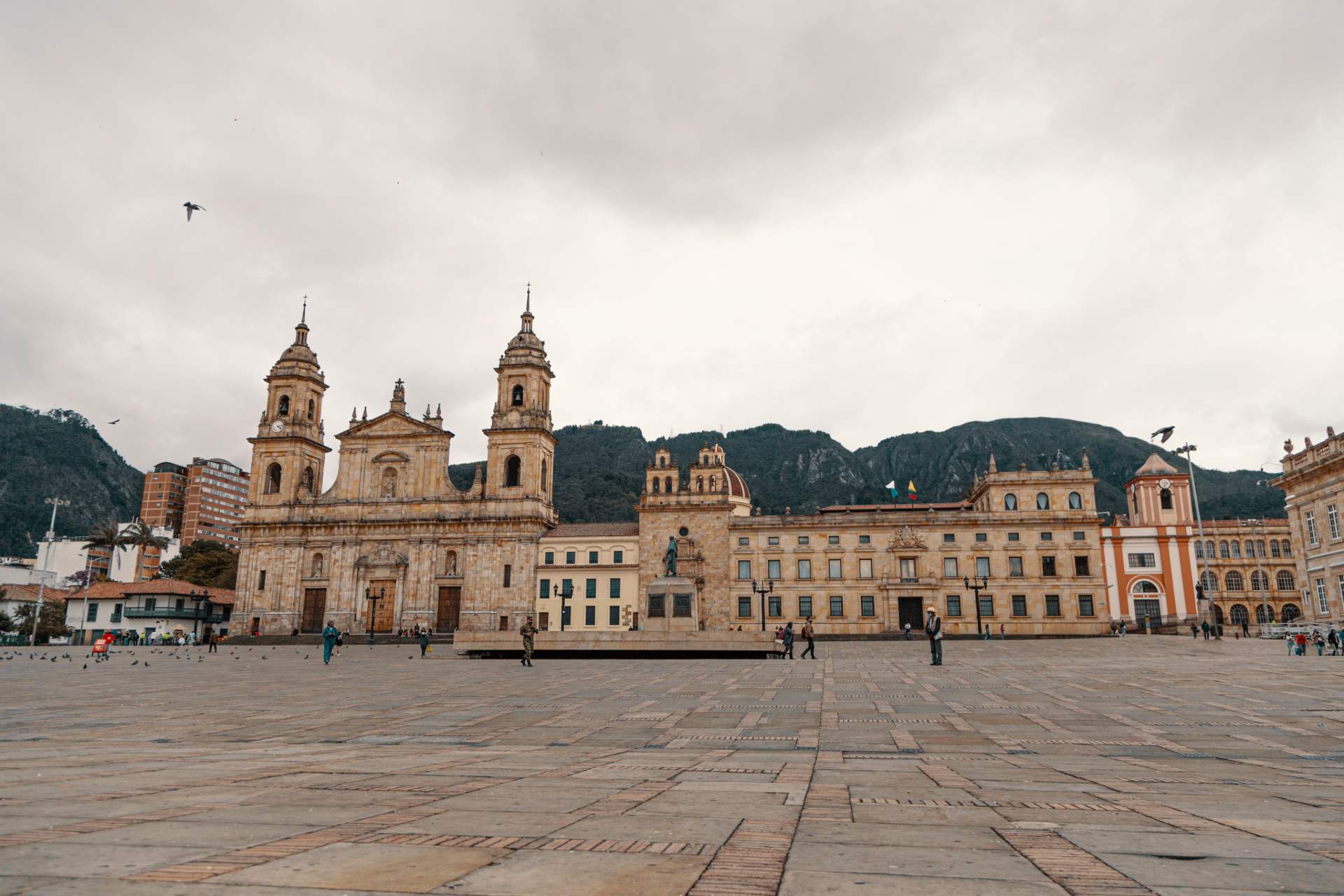 La Plaza de Bolívar, el epicentro de La Candelaria fue mercado público y circo de toros, hoy es sede de importantes eventos culturales y sociales. Foto: Ricardo Báez - IDT.