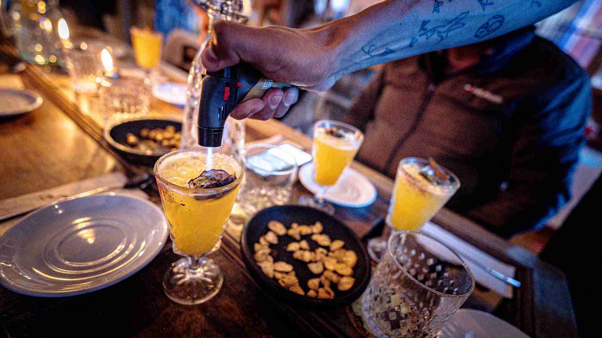 ‘Los 7 tiempos’ no son un menú formal, sino una experiencia: siete sensaciones, siete momentos y siete sorpresas para los que deciden entrar en este hechizo culinario. Foto: Cortesía de El Aquelarre.