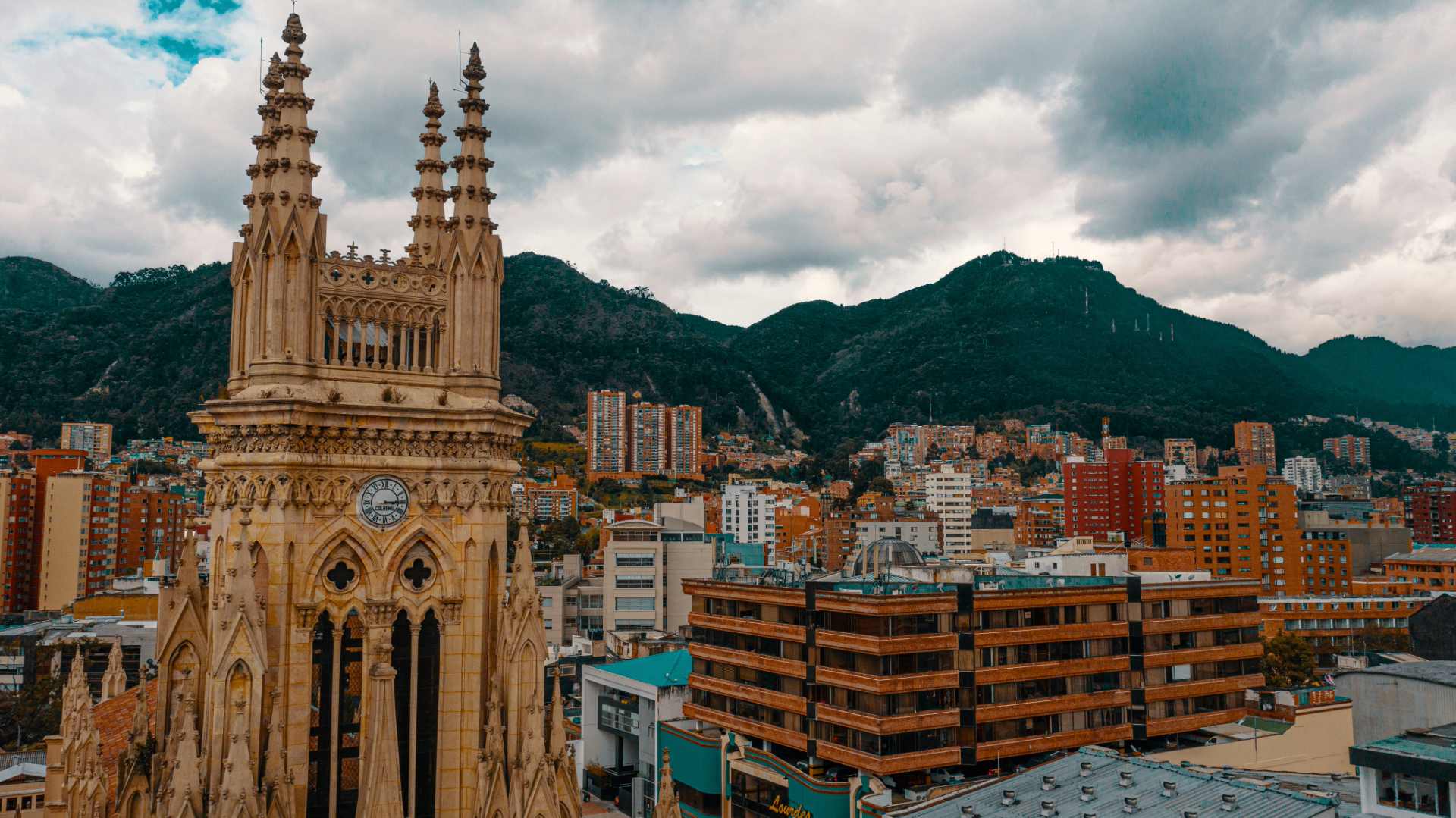 La iglesia de Lourdes, cerca de los cerros, es uno de los íconos de Chapinero. Foto: Ricardo Báez - IDT.
