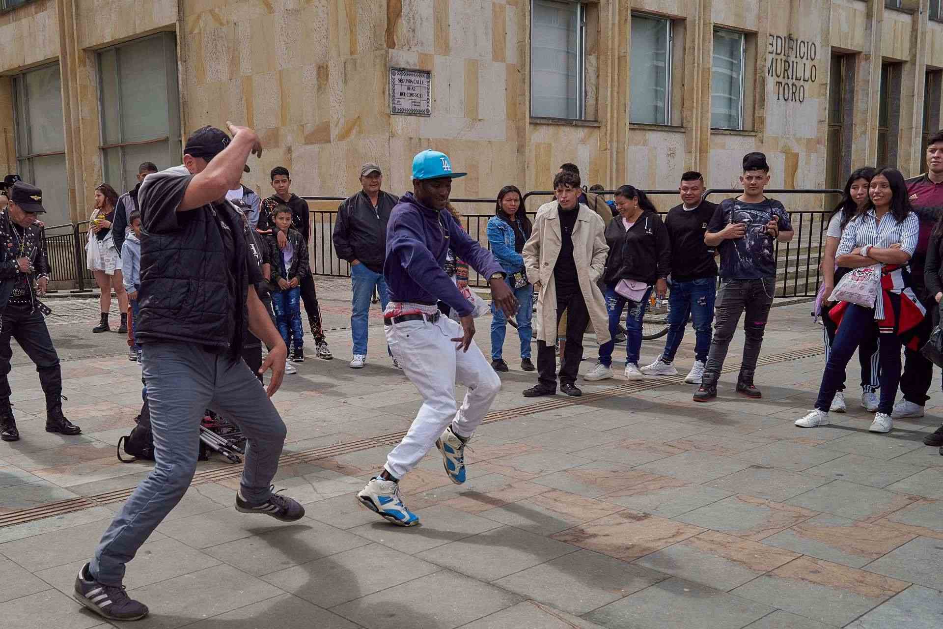 Cualquier rincón de la ciudad, como una calle, es propicio para el baile. Foto: Alberto Amaya P. - IDT.