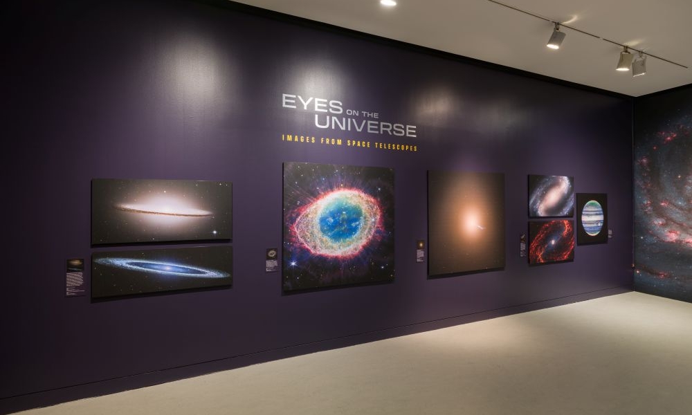 La muestra reúne impresionantes fotografías captadas por los telescopios espaciales Hubble y James Webb. Foto: Cortesía IDARTES.