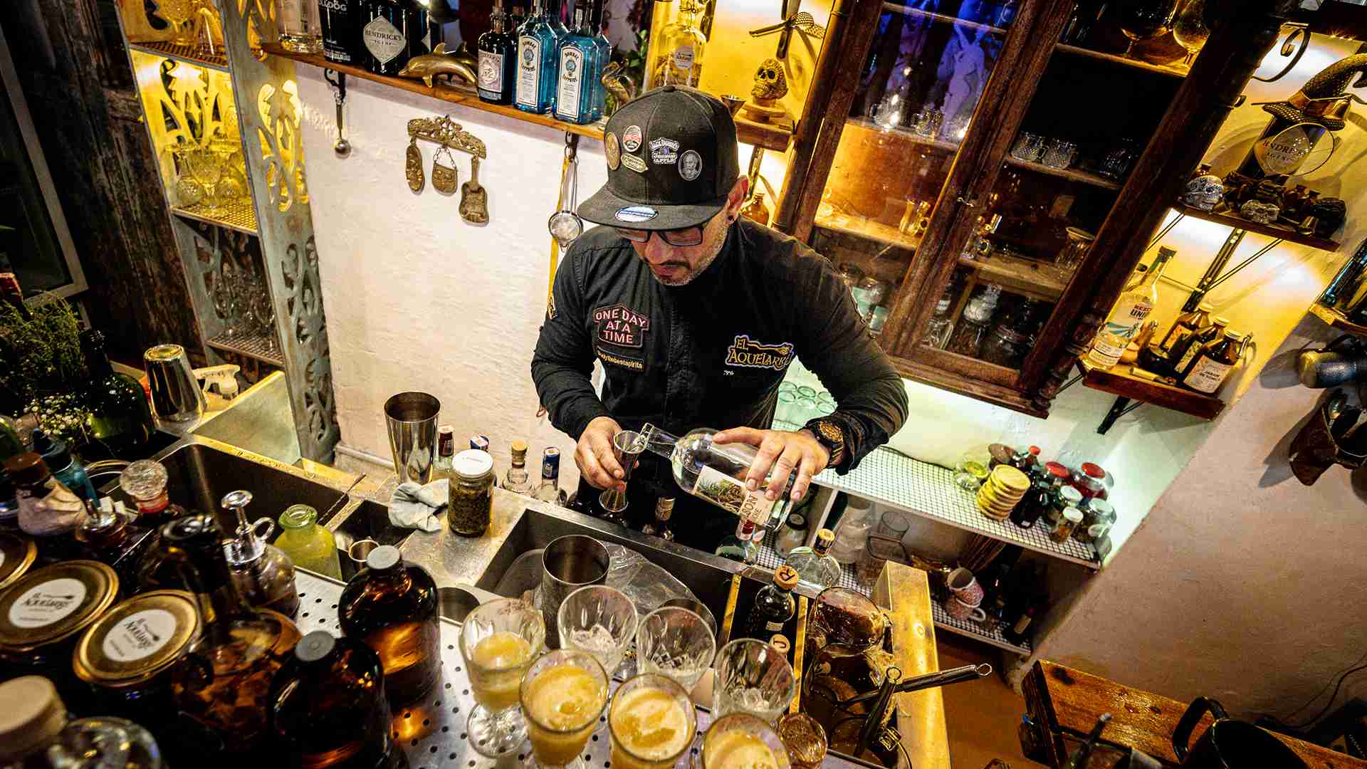 El recorrido sensorial por los siete cocteles permite al participante adentrarse en un universo creativo donde el viche —bebida patrimonial del Pacífico— se convierte en hilo conductor de la experiencia. Foto: Cortesía de El Aquelarre.