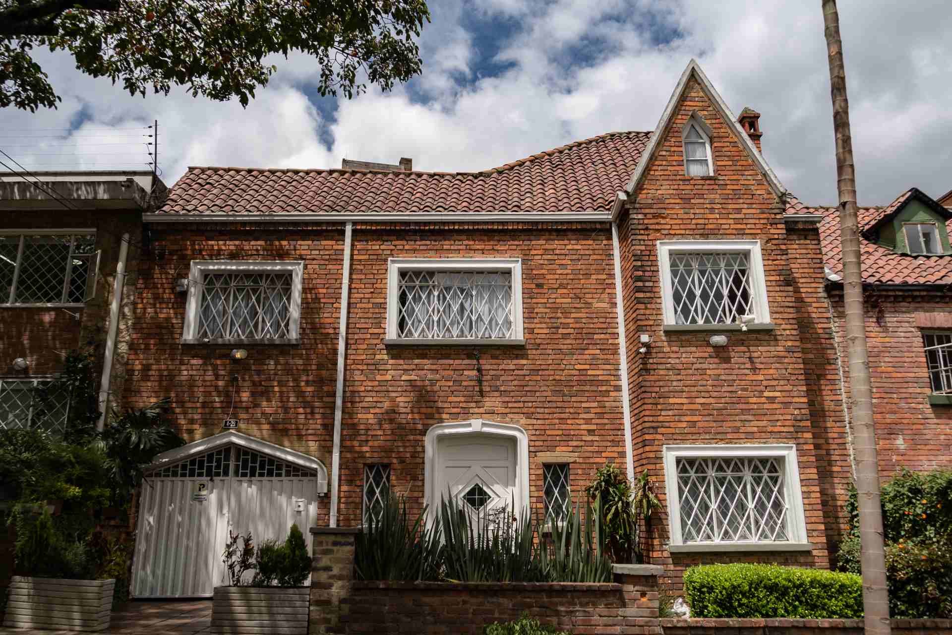 La arquitectura de Chapinero en Bogotá mezcla lo antiguo con lo moderno: casas republicanas junto a edificios de los años 60 y 70. Foto: Stefanía Álvarez - IDT.