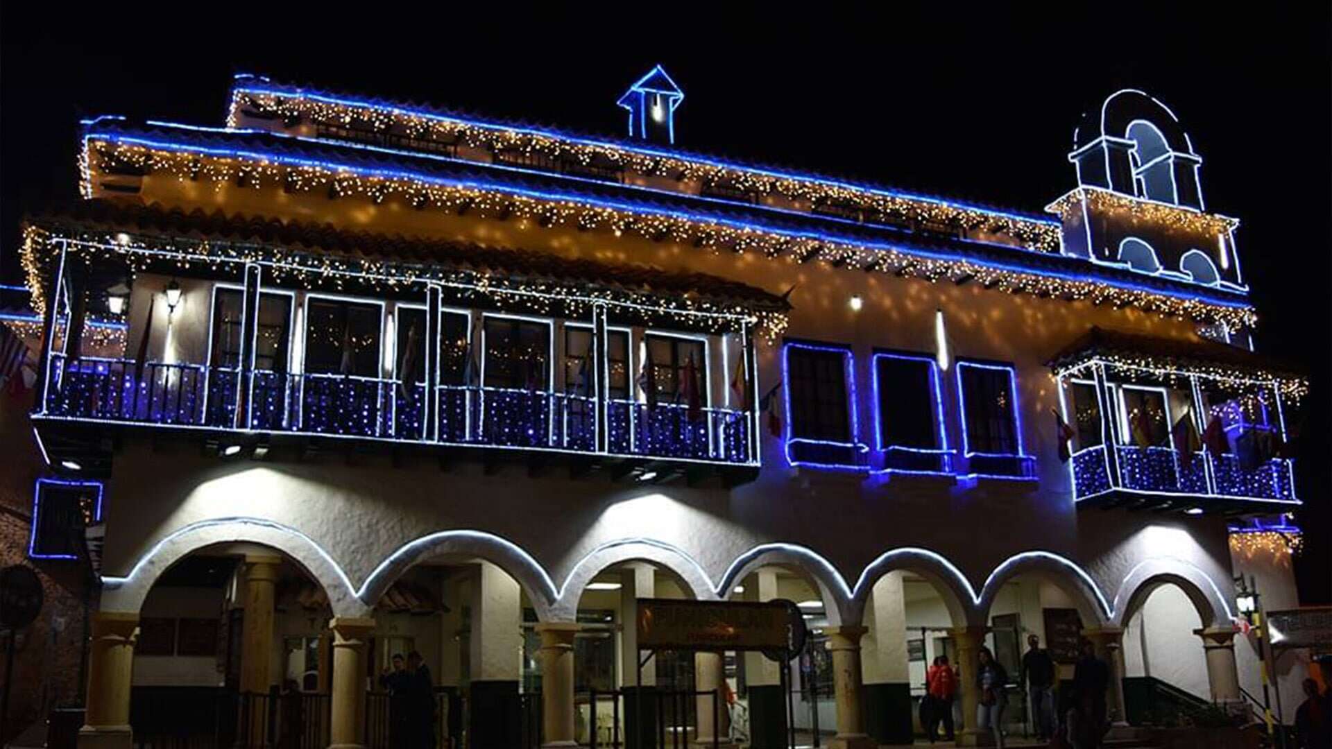 En Navidad, desde lo más alto en Monserrate, la fe, las luces y la esperanza iluminan el cielo de Bogotá. Fotografía cortesía SCRD