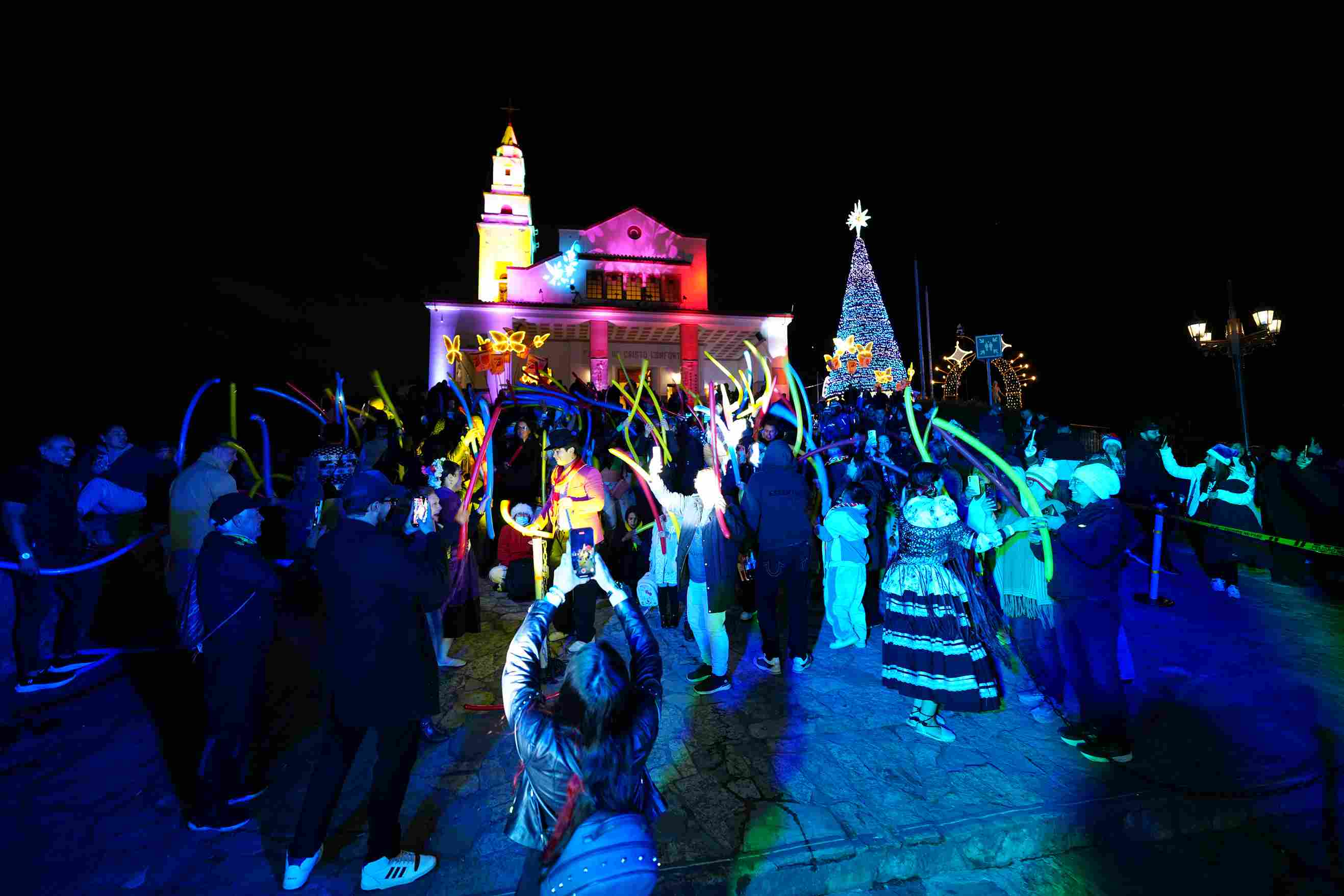 Monserrate se engalana con luces y alegría a 3.000 metros de altura. Foto: Carlos Viancha - IDT.