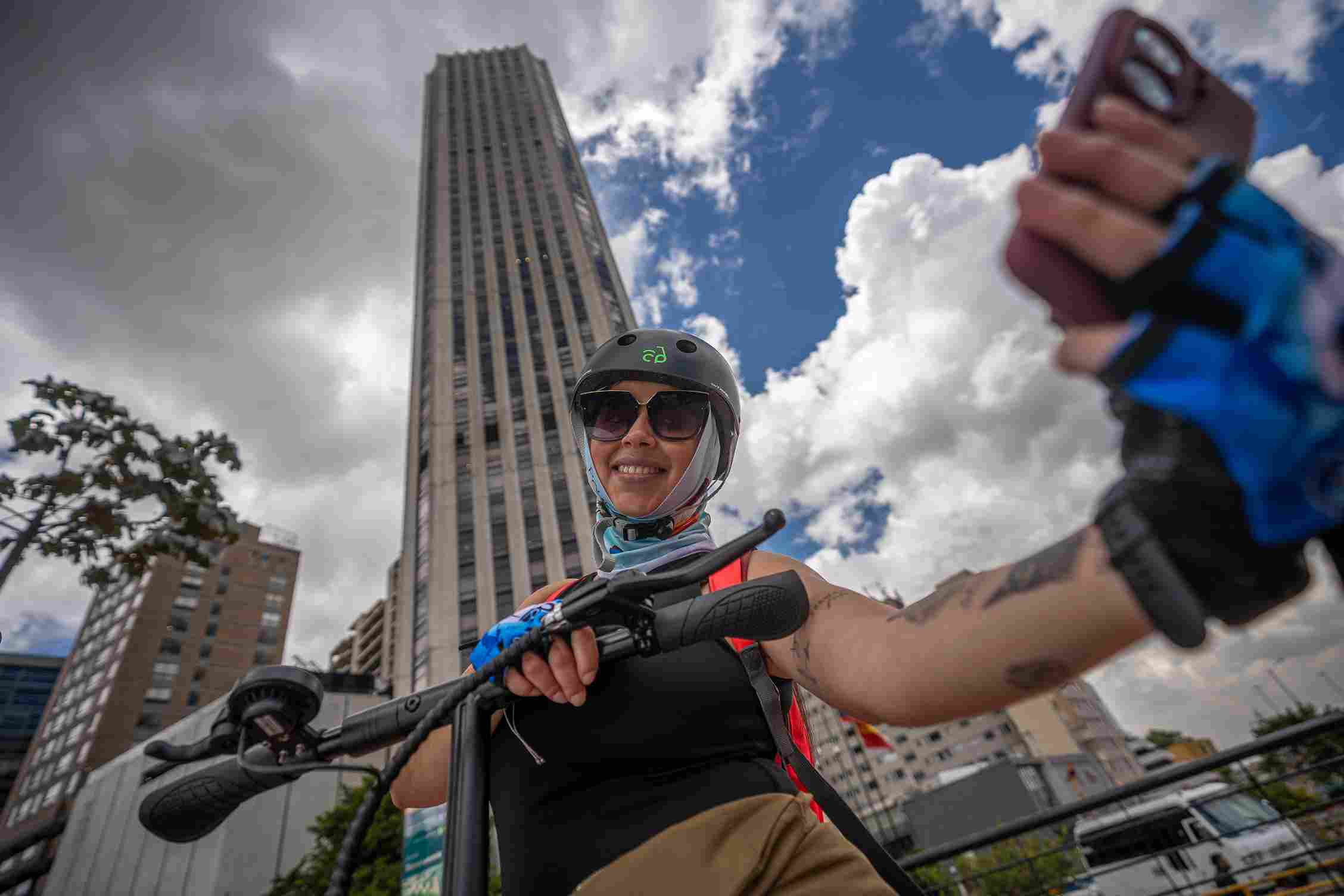 Paso por la emblemática Torre Colpatria con destino a la plaza de Bolívar. Foto: Diego Cuevas - IDT.