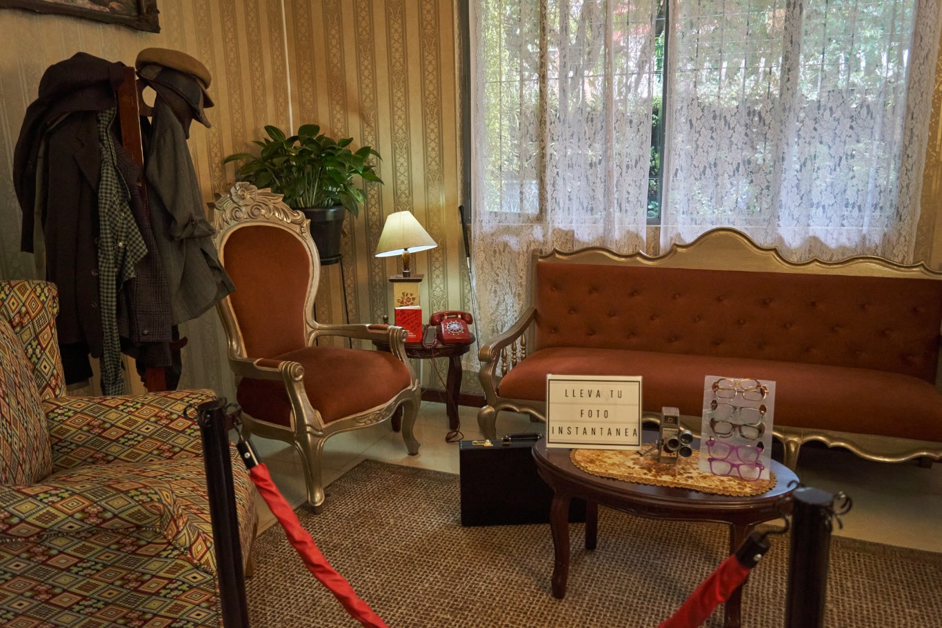 El interior de la casa guarda los entrañables recuerdos de la familia Pinzón y evoca el decorado de los años 90 en un barrio popular. Foto: Alberto Amaya (Archivo IDT).