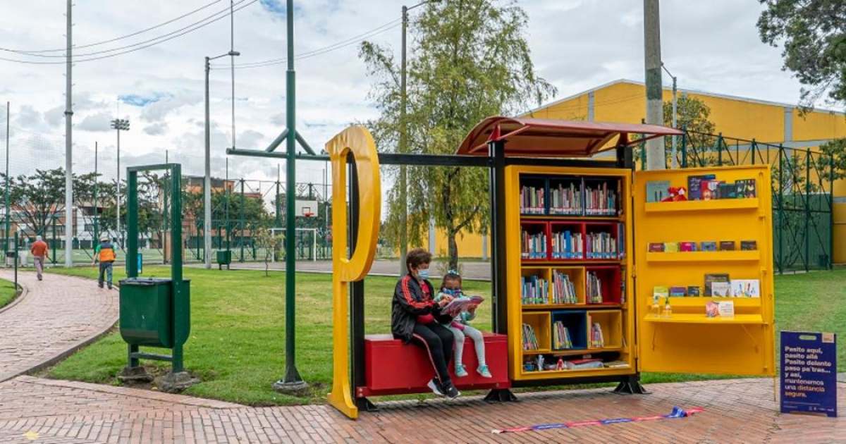El programa Libro al Viento en parques y parqueaderos de Bogotá permite el acceso gratuito a la literatura. Foto: Cortesía de la Alcaldía Mayor de Bogotá
