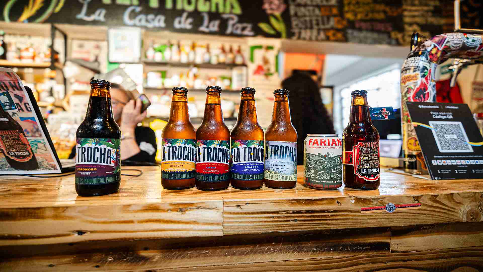 En La Trocha se ofrece un coctel a base de viche, bebida del Pacífico colombiano. Foto: Mateo Caballero - IDT.