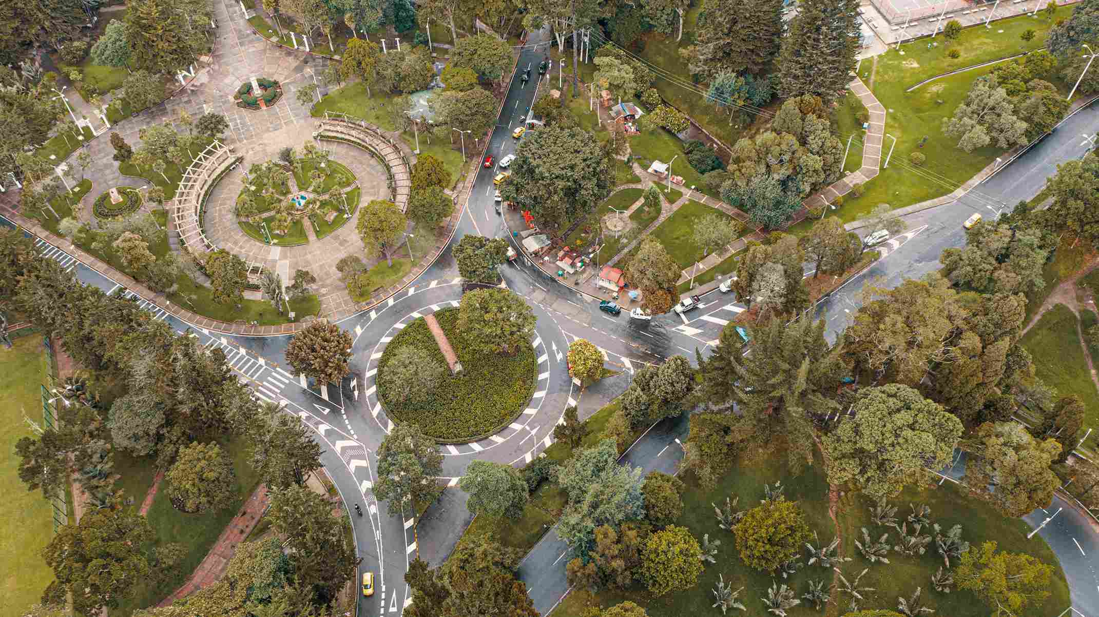 El Parque Nacional, uno de los espacios tradicionales de encuentro familiar en Bogotá, visto desde el aire entre sus jardines, senderos y vías que lo rodean.