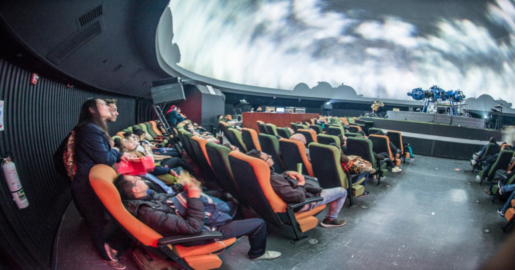 El Planetario de Bogotá ofrece experiencias inmersivas en su domo, charlas científicas y recorridos guiados. Foto: Cortesía de la Alcaldía Mayor de Bogotá, tomada de https://bogota.gov.co/