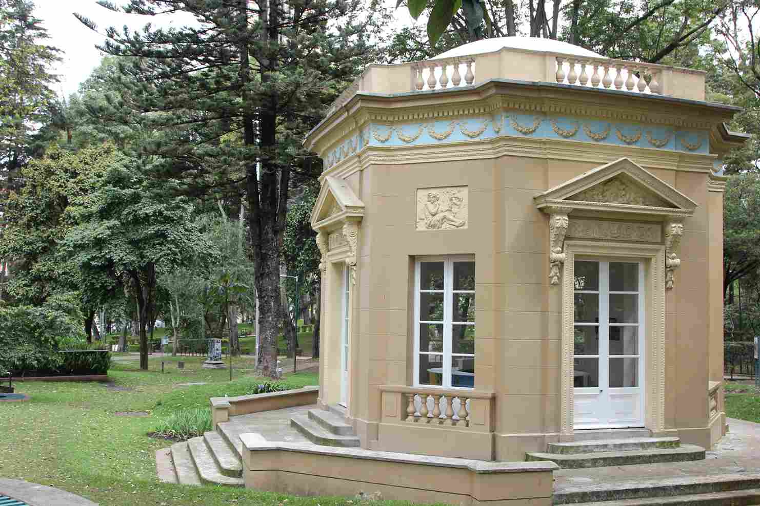 El Quiosco de la Luz es un bello monumento histórico ubicado en el Parque de la Independencia, en pleno centro internacional. Foto: Carlos Viancha - IDT.