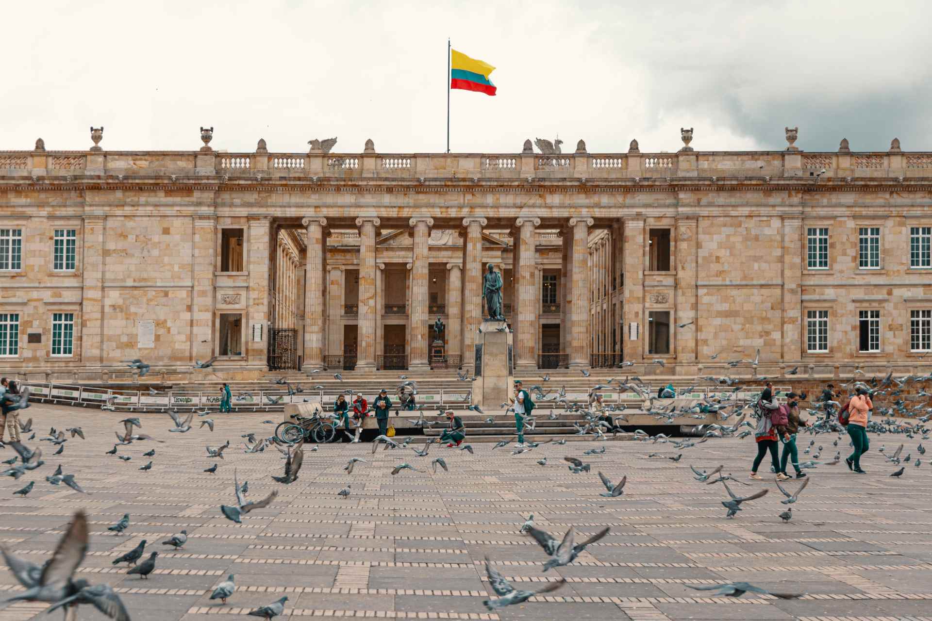 La Plaza de Bolívar es el epicentro de La Candelaria en Bogotá. Foto: Ricardo Báez - IDT. 