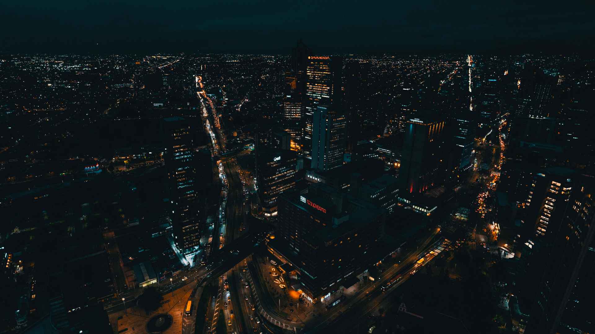 Luces de Bogotá: La Plaza de Toros y el Planetario brillan en una noche llena de energía urbana y cultura. Fotografía de Carlos Viancha - IDT