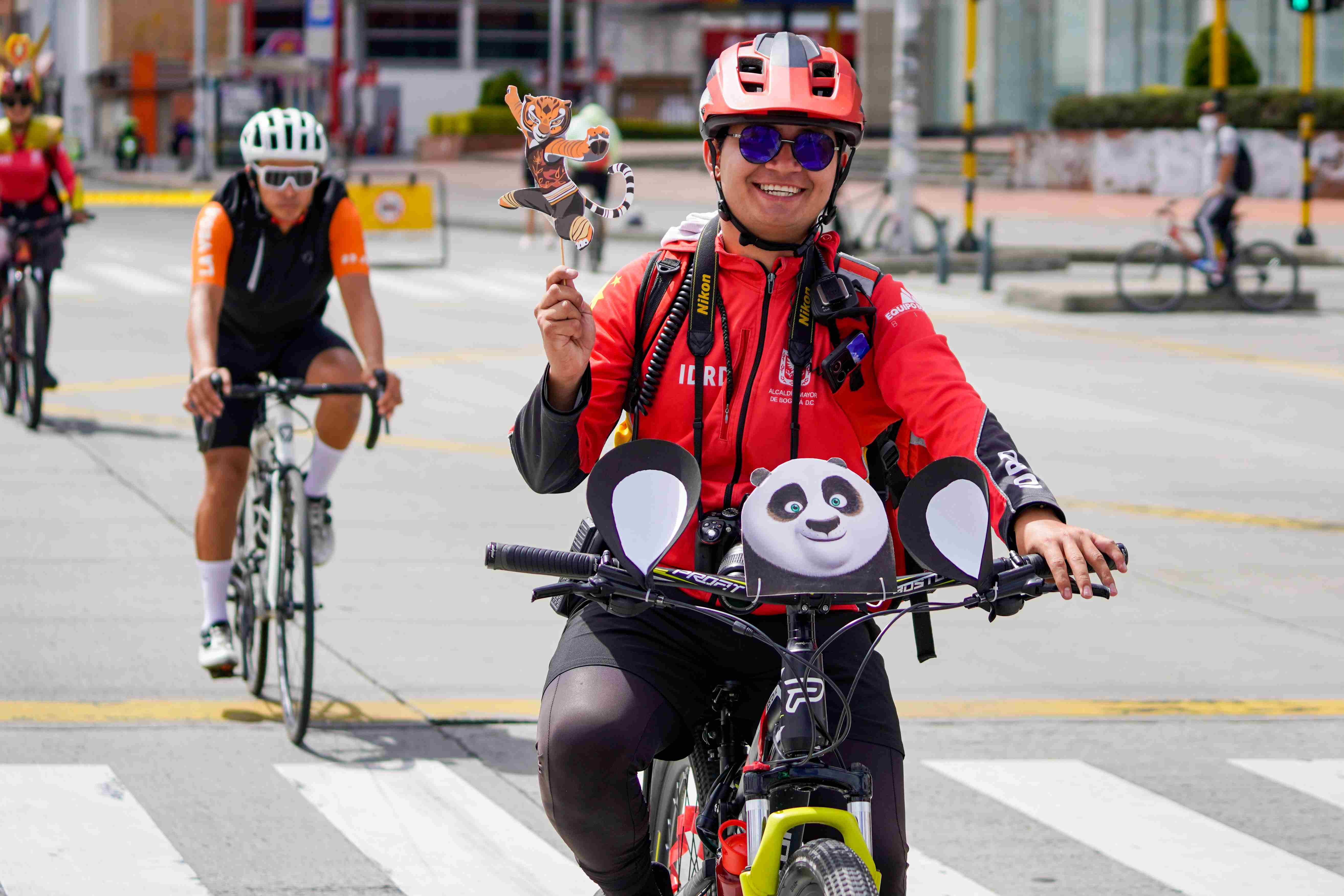Un ciclista sonríe mientras recorre las calles de Bogotá con su bicicleta decorada con motivos de Kung Fu Panda, durante una jornada de cicloaventura. Foto: Archivo IDRD