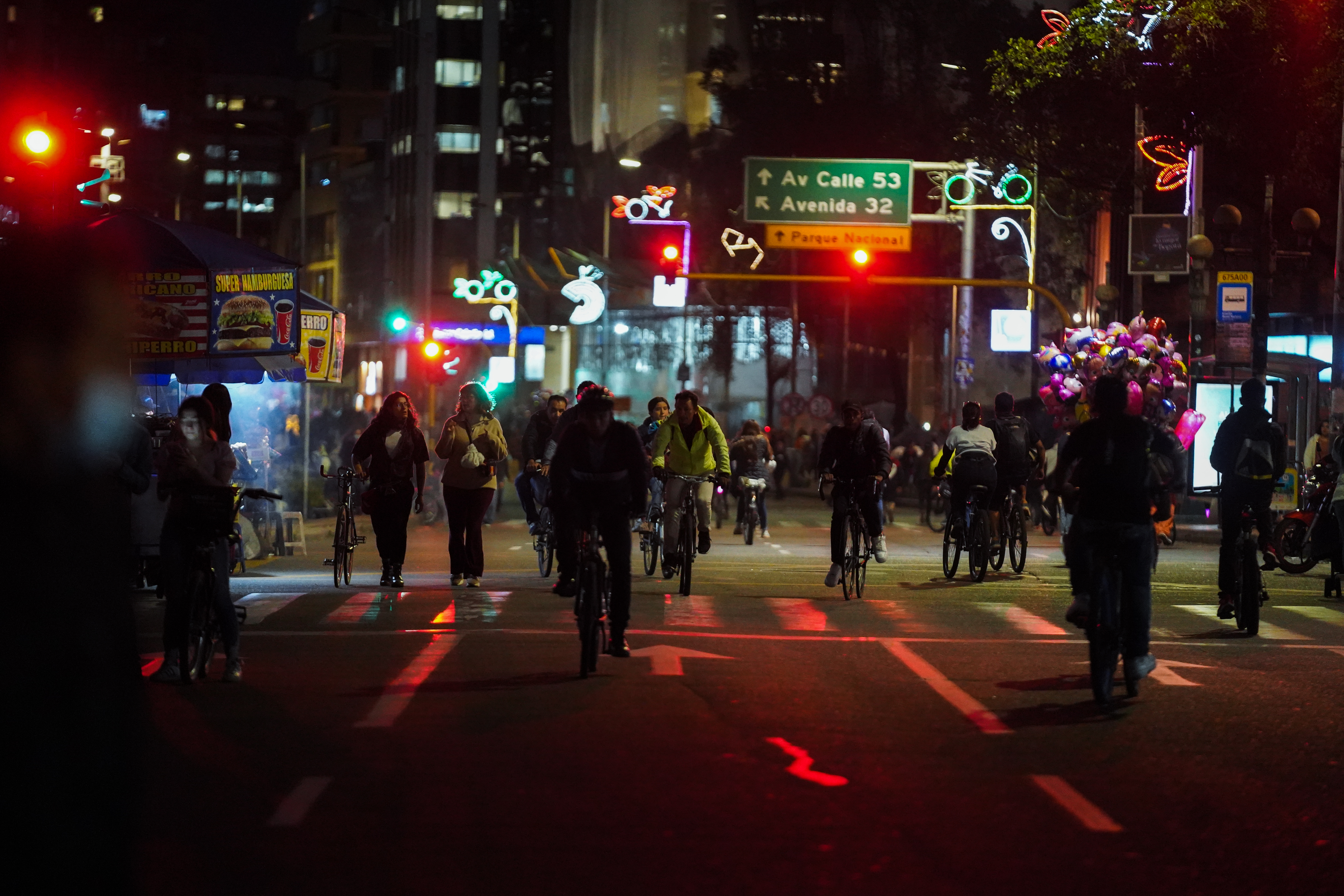 Durante la Ciclovía nocturna se podrá disfrutar de la oferta deportiva, cultural y gastronómica que tiene Bogotá en las noches. Foto: IDRD