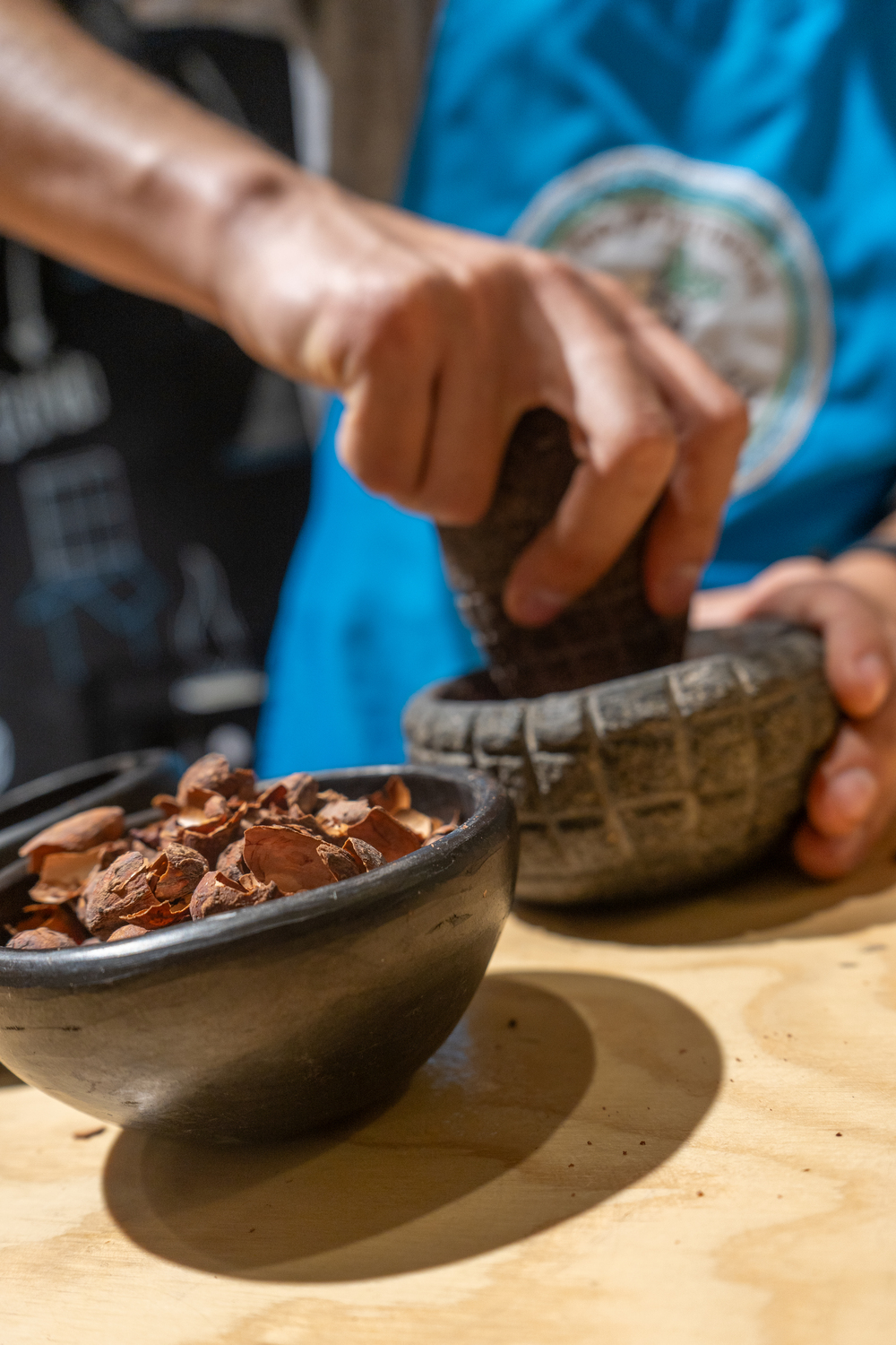 Los granos de cacao son macerados en morteros de piedra. Foto: Foto: Luis Holguín - IDT.
