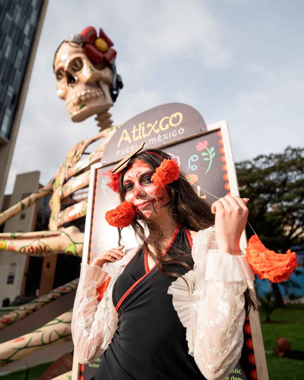 'La Cocinera' es una catrina gigante elaborada por maestros artesanos de Atlixco (Puebla, México). Foto: Carlos Viancha - IDT.
