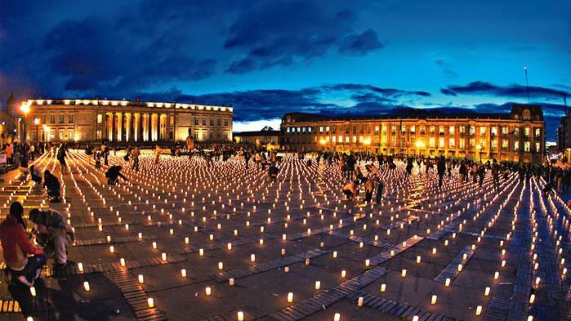 Plaza de Bolívar repleta de miles de velas encendidas en el suelo durante la noche de la Inmaculada.