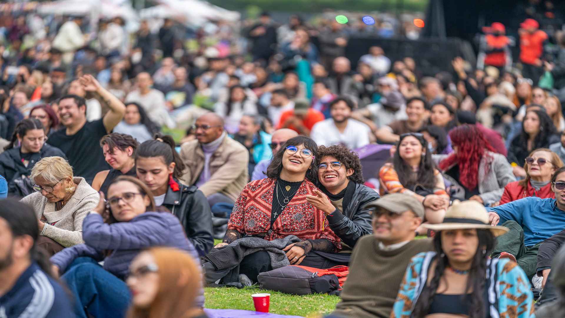 Personas disfrutando de un festival al aire libre en Bogotá. Fotografía de Diego Cuevas – Archivo IDT.
