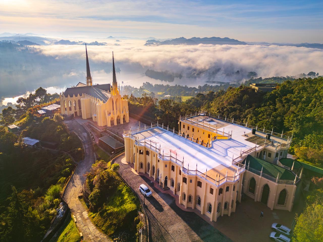 Santuario de Fátima en Tocancipá, una joya arquitectónica que emerge entre la niebla y el verdor de la sabana. Fotografía de Los Caballeros de La Virgen