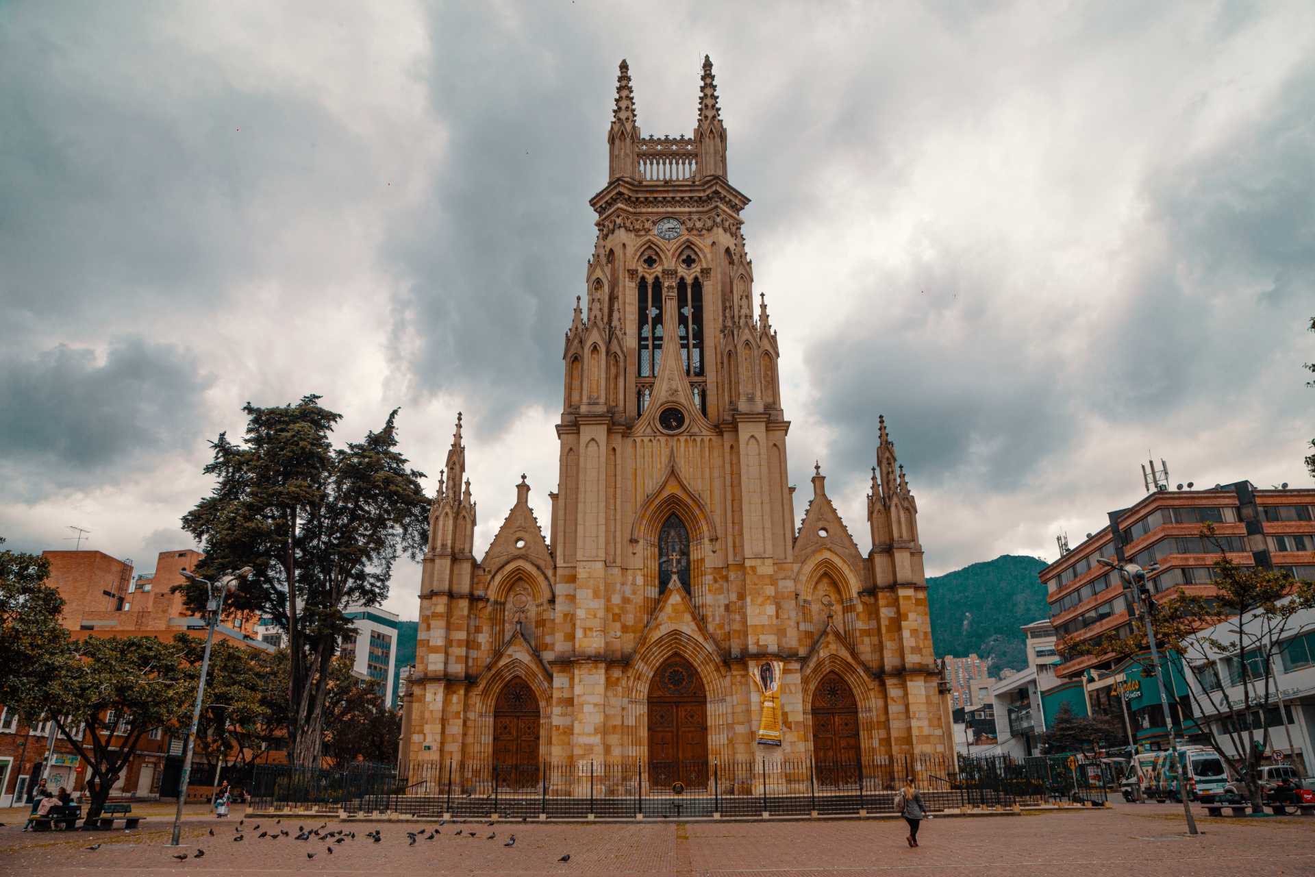 La majestuosa Iglesia de Lourdes en Chapinero, un ícono del estilo neogótico en el corazón de Bogotá. Fotografía Archivo IDT