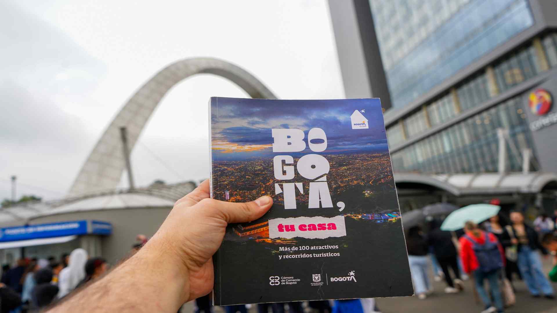 Detalle del libro del IDT frente al icónico arco metálico del recinto ferial de Bogotá. Fotografía: Luis Holguín Archivo IDT.