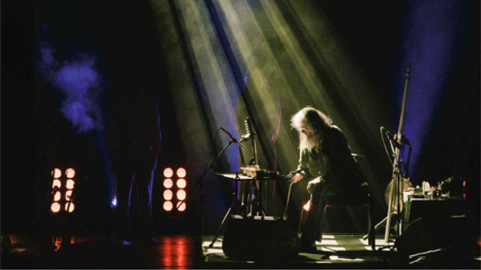 Gustavo Santaolalla durante su presentación en vivo bajo una atmósfera dramática de luces. Foto: Gustavo Santaolalla