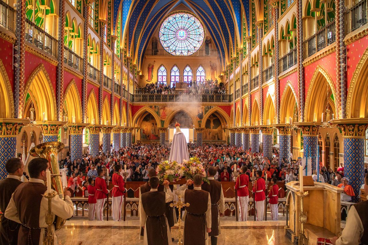 Fotografía con vista desde el altar de la Iglesia de Nuestra Señora de Fátima en Tocancipá. Fotografía de Los Caballeros de la Virgen.