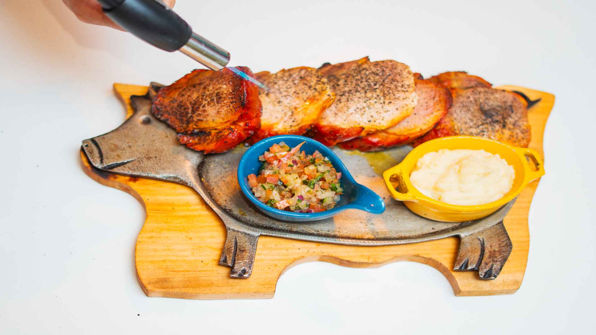 Un lomo de cerdo perfectamente flameado. ¡La estrella de tu mesa con guarniciones deliciosas! Fotografía de Carlos Viancha - IDT