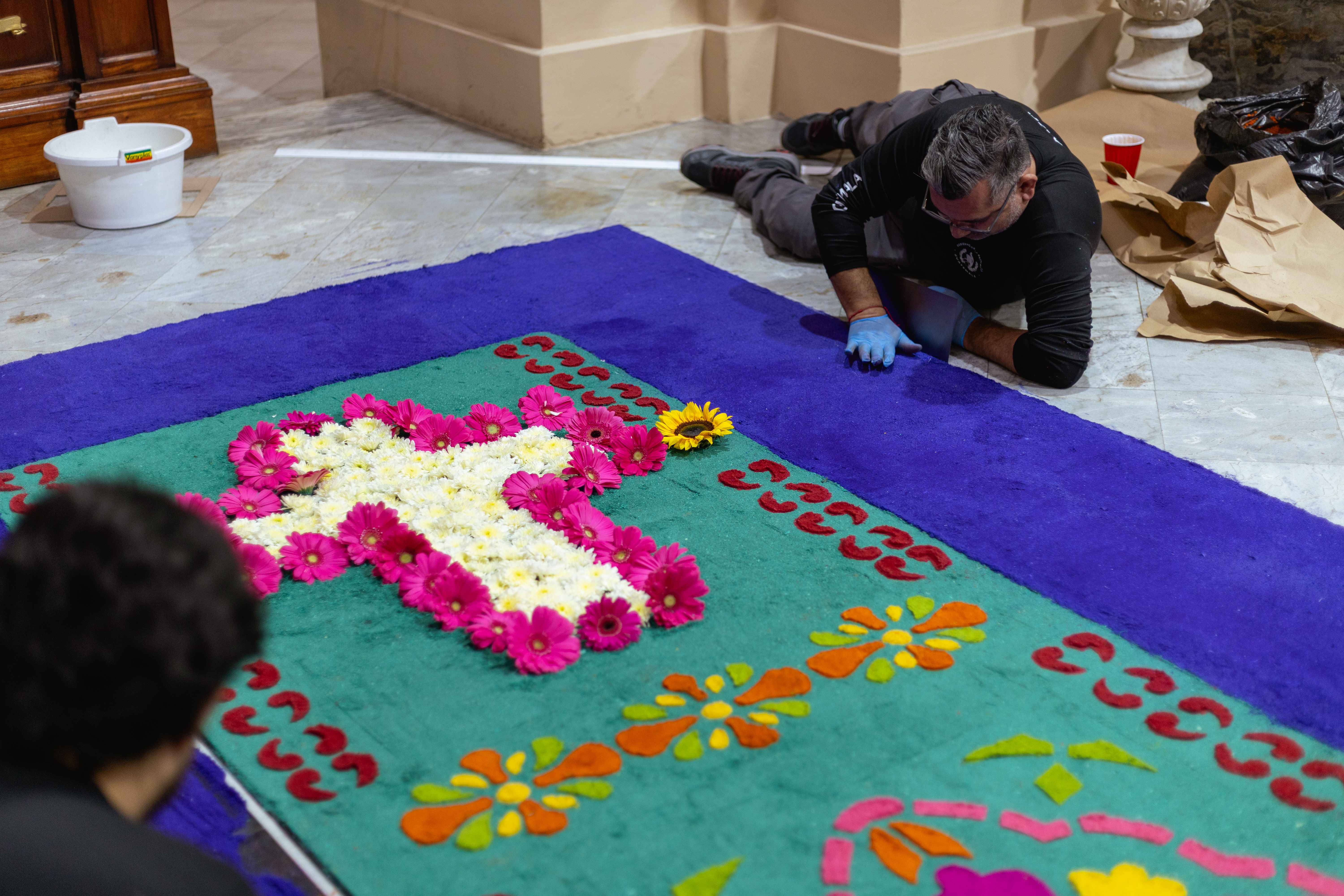 El arte floral toma forma de cruz en esta pieza única de la delegación de Guatemala en Bogotá. Fotografía de María Alejandra Villamizar - IDT