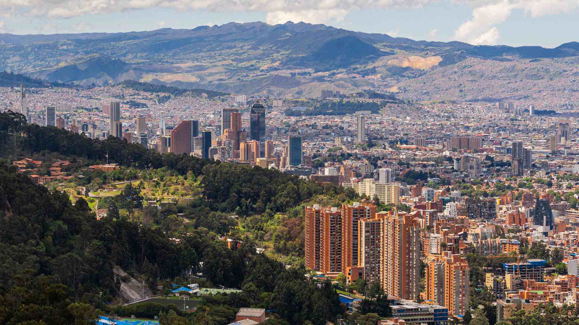 Vista panorámica de Bogotá desde el mirador "El Sapo", mostrando la ciudad y los cerros. 