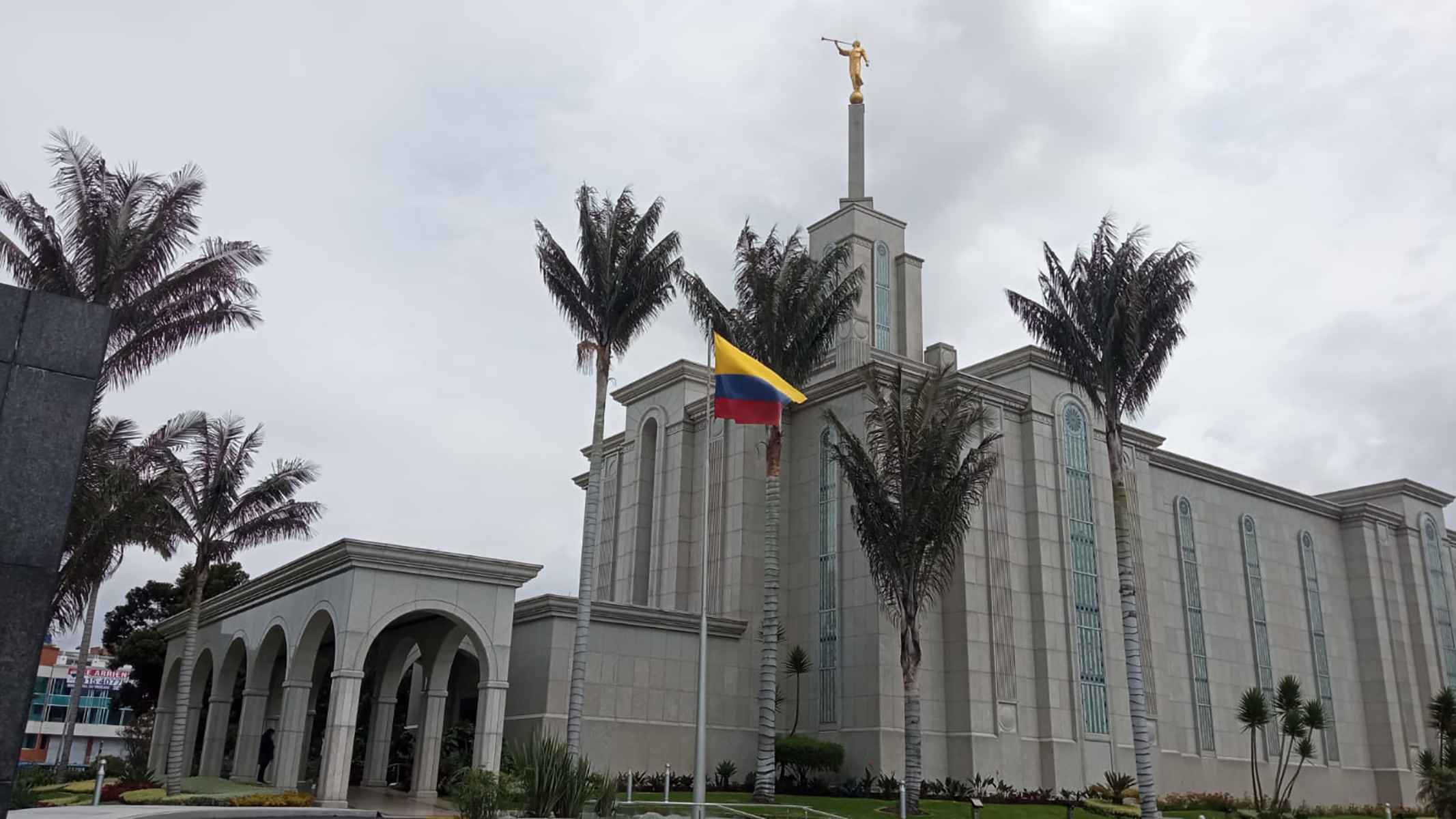 Majestuosidad en perspectiva: el Templo de los Santos de los Últimos Días y sus jardines. Fotografía de la Iglesia de Jesucristo de los Santos de los Últimos Días.