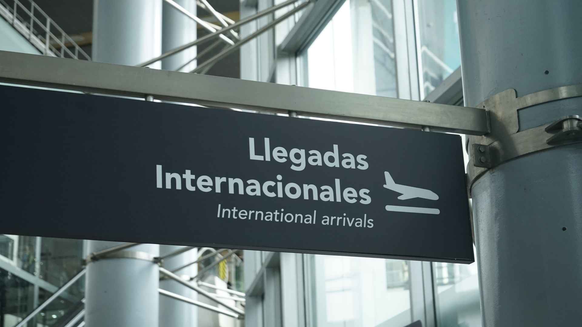 Señalización clara para pasajeros que llegan de vuelos internacionales a la terminal de Bogotá.
