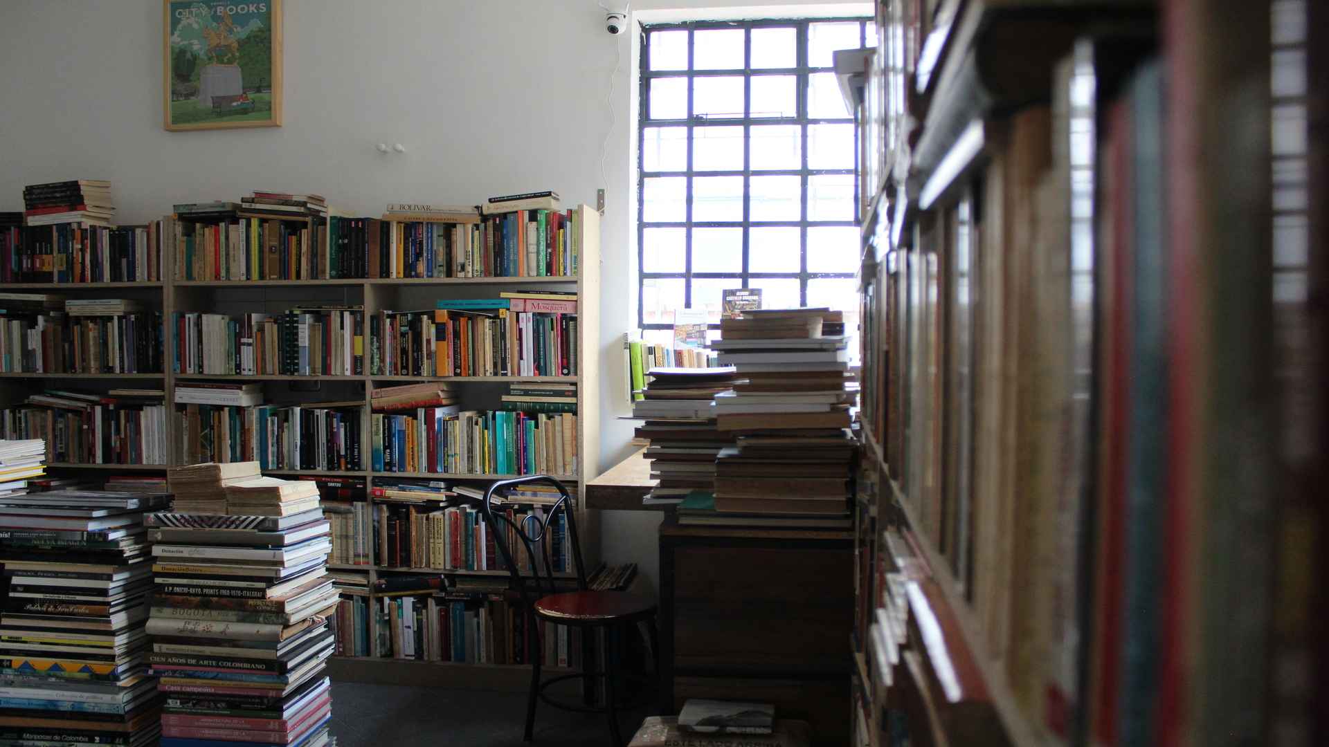 Estanterías con obras literarias en un icónico espacio cultural de Bogotá. Fotografía María F. García  Archivo IDT.