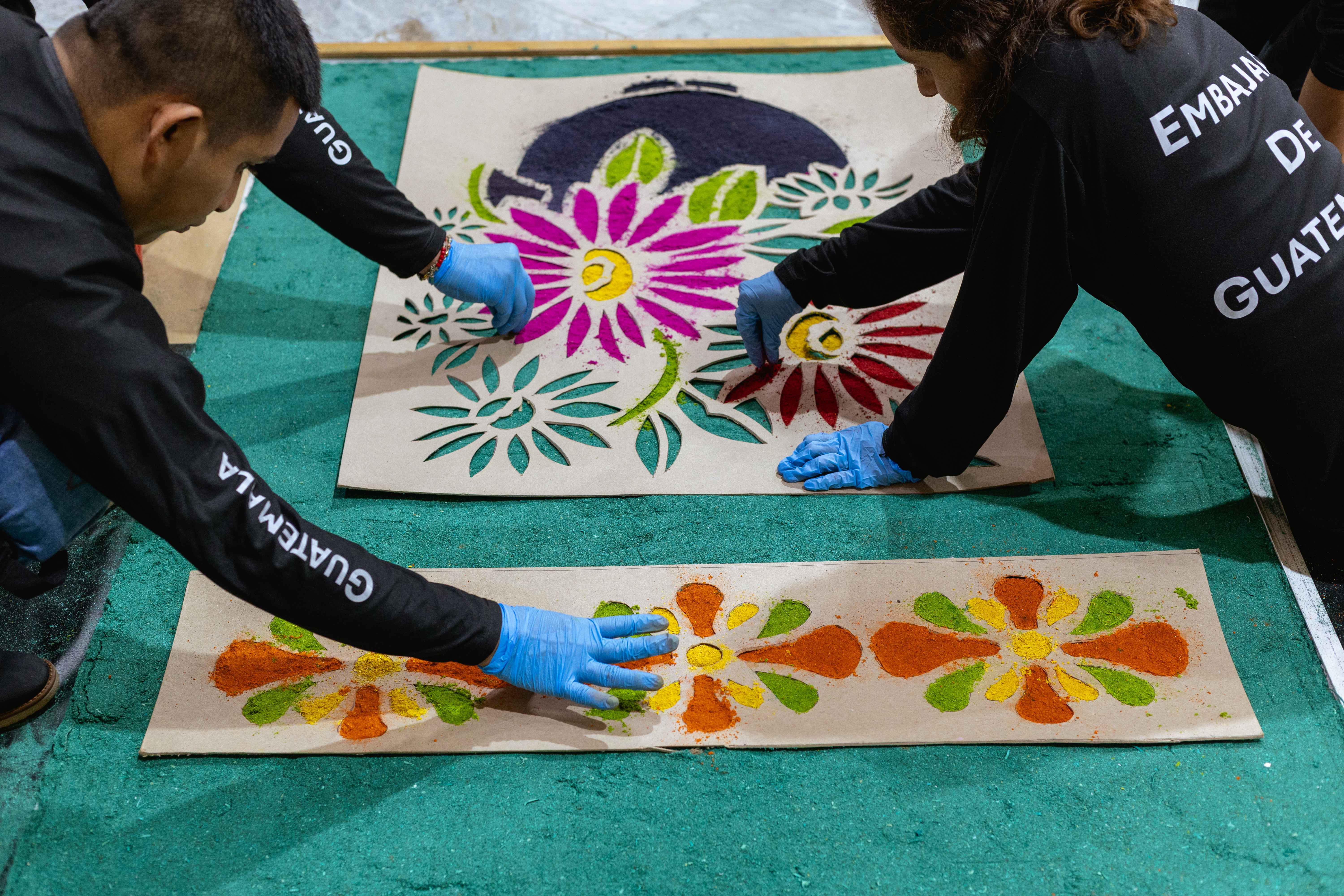 Manos que crean tradición: el equipo de Guatemala utiliza aserrín para dar vida a su cultura. Fotografía de María Alejandra Villamizar - IDT