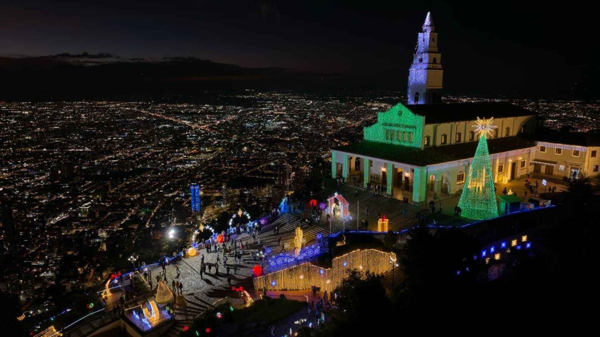 Monserrate oferece uma vista deslumbrante da capital iluminada no Natal. / Cortesia: IDT e Prefeitura de Bogotá