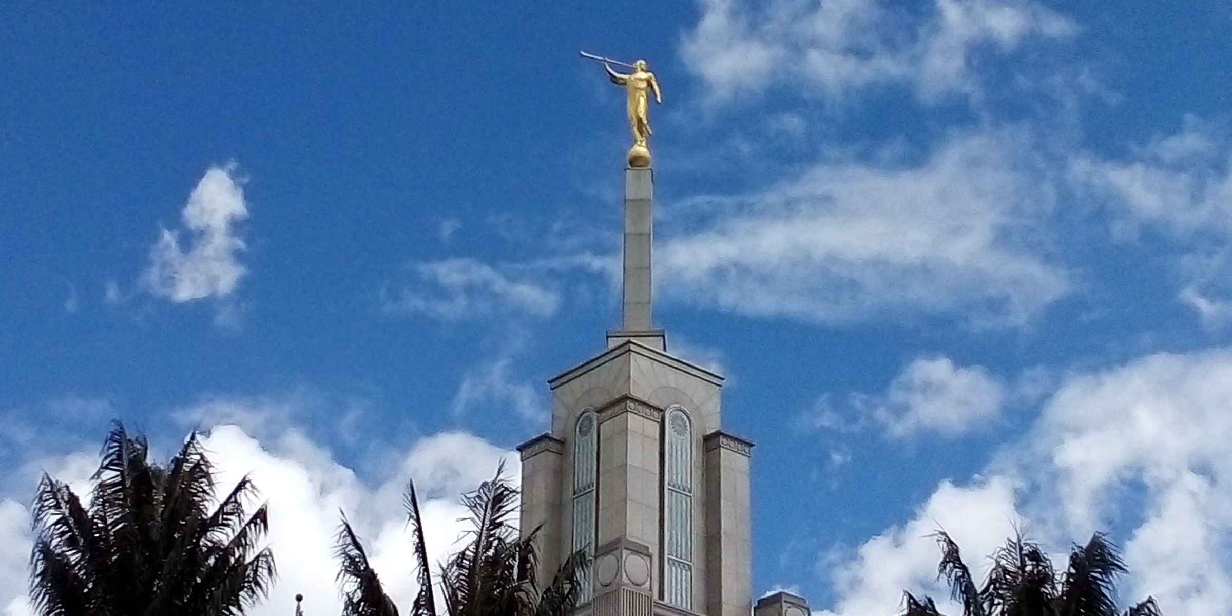 El Ángel Moroni: figura dorada que corona el templo, anunciando la fe con su trompeta. Fotografía de la Iglesia de Jesucristo de los Santos de los Últimos Días.