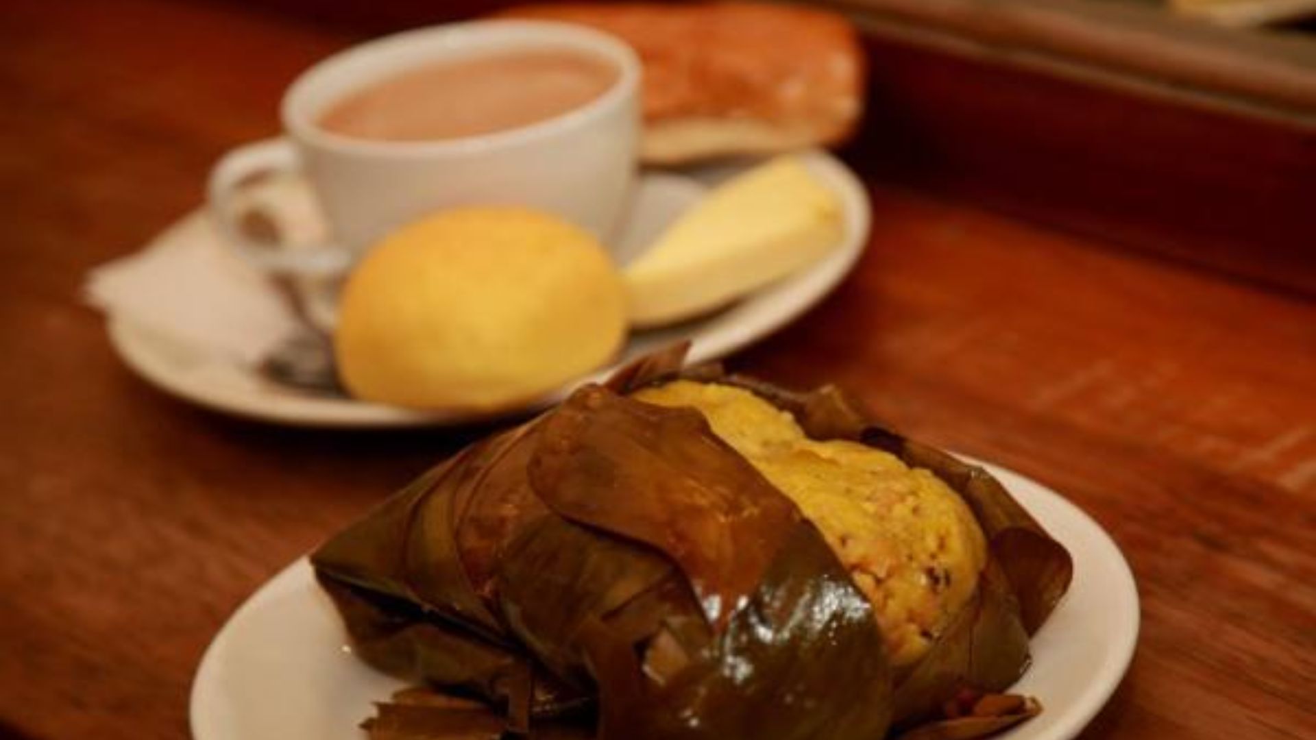 O tradicional chocolate com tamal aquece as noites frias iluminadas pelas luzes de Natal. / Cortesia: IDT e Prefeitura de Bogotá