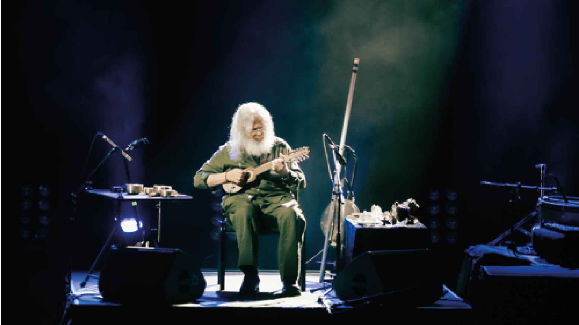 El compositor interpreta el ronroco en directo durante su presentación musical. Foto: Gustavo Santaolalla