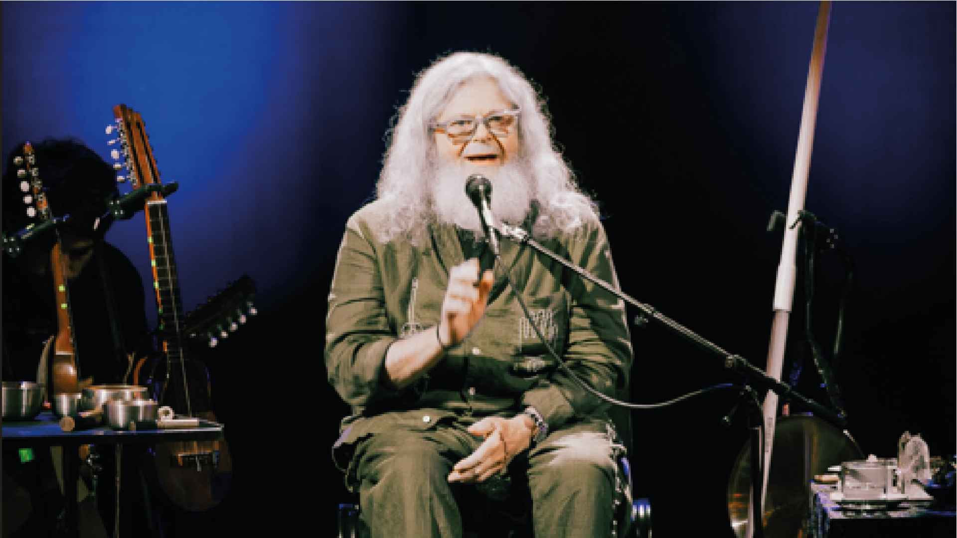 Gustavo Santaolalla interactúa con el público durante su concierto en Bogotá. Foto: Gustavo Santaolalla