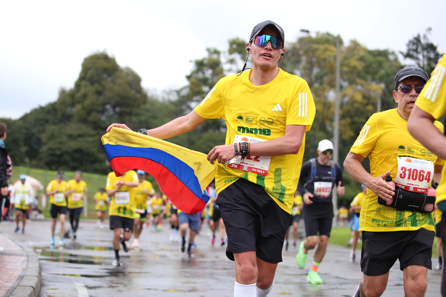 Corredores conquistando la media maratón de Bogotá. Foto: mmB